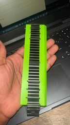 Le bracelet ne deteint pas la matiere utiliser est super ça donne un style.