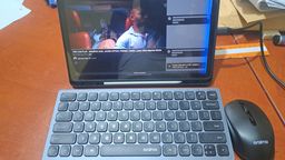 Clavier et souris bluetooth, facilement transportable.