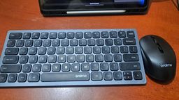 Clavier et souris bluetooth, facilement transportable.