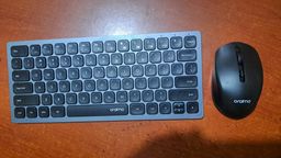 Clavier et souris bluetooth, facilement transportable.