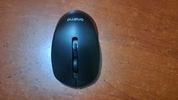 Clavier et souris bluetooth, facilement transportable.